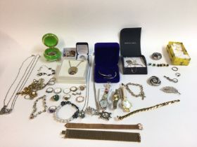 A collection of assorted costumes jewellery includ