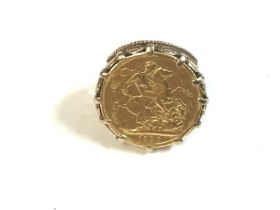 A 1896 full sovereign in a 9ct gold ring. 16.36g s