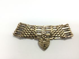 A 9ct gold gate bracelet, approx 24.9g. Shipping c