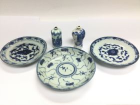 Five blue and white ceramic items comprising two p