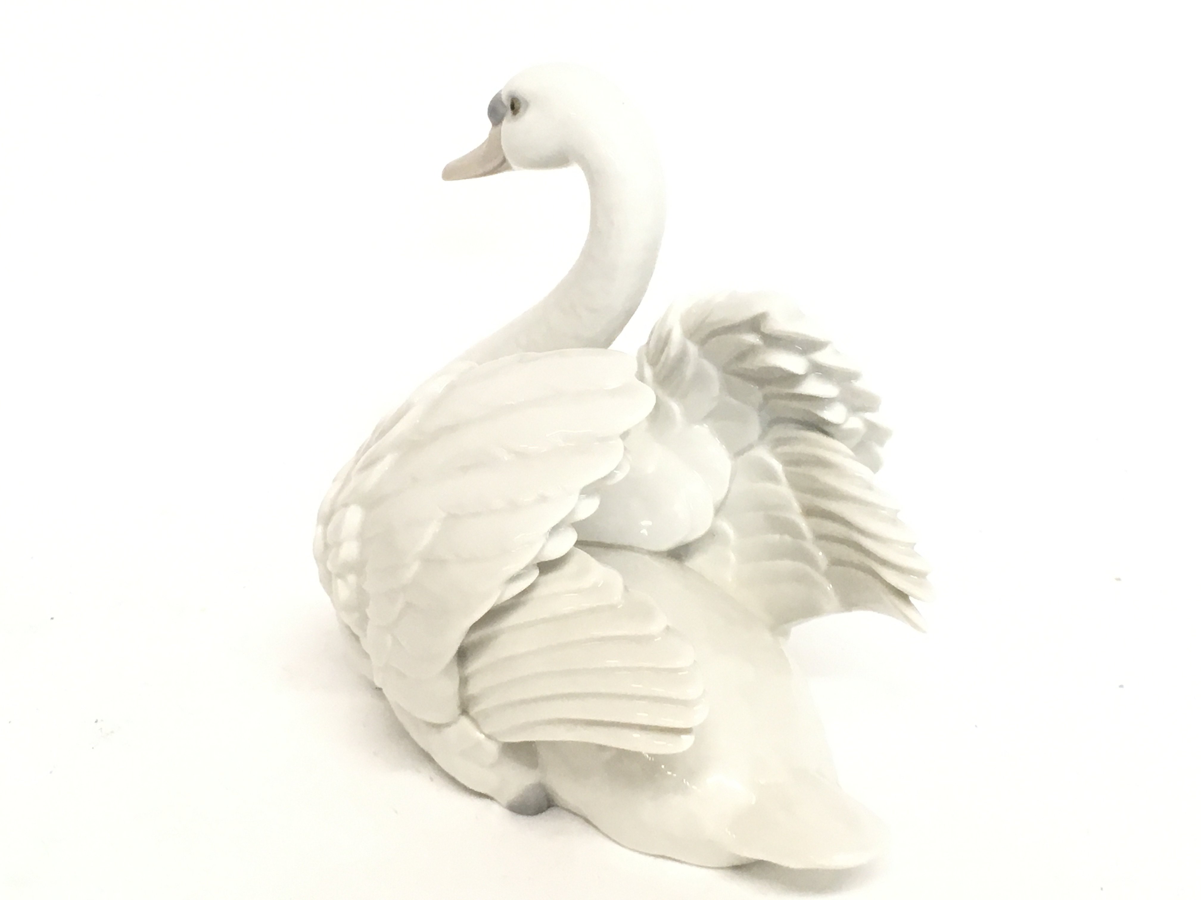 A Porcelain Lladro swan figure, 18cm tall. no obvi - Image 2 of 3