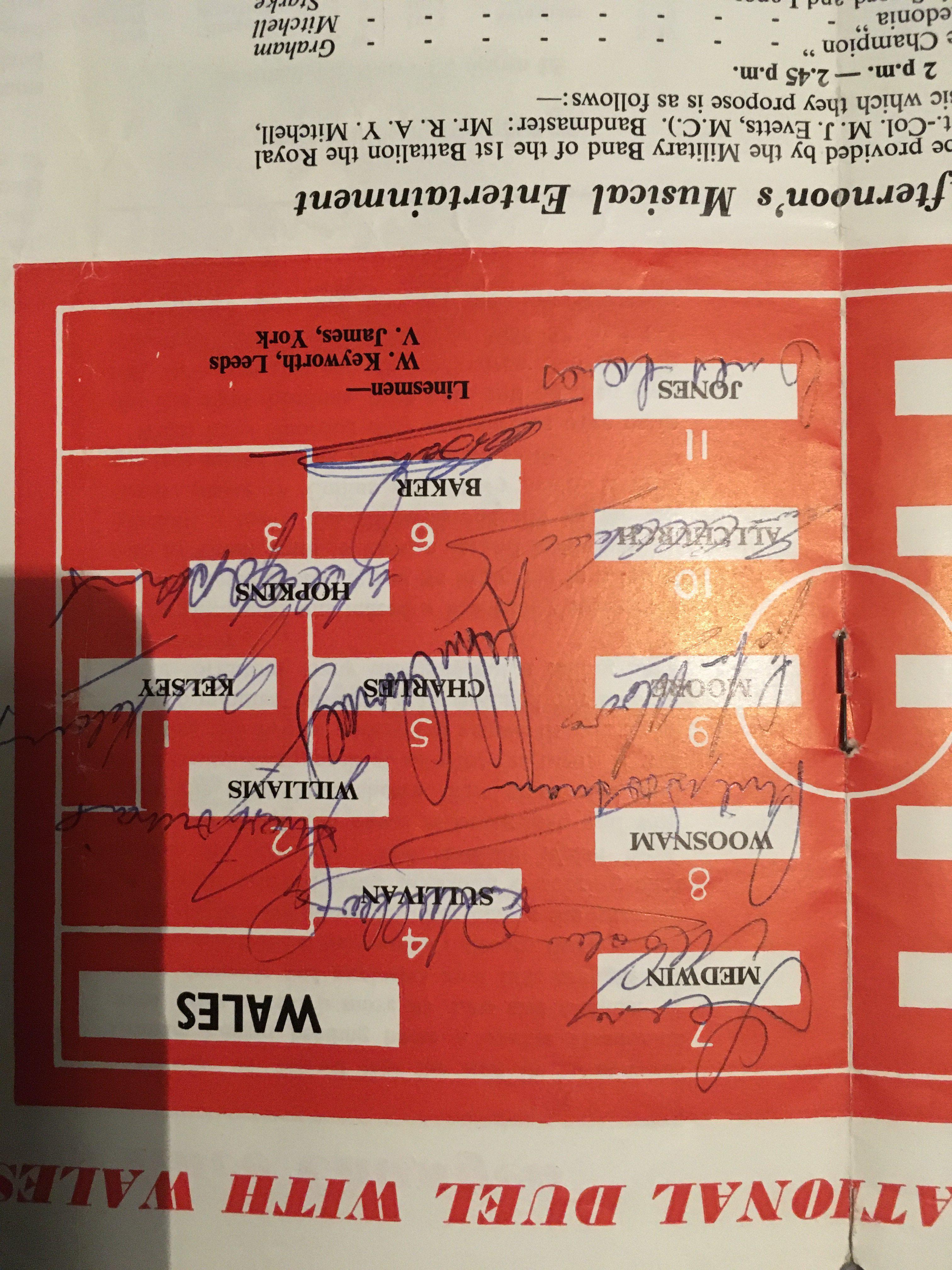 1959 Wales Team Signed Football Programme: Team pa