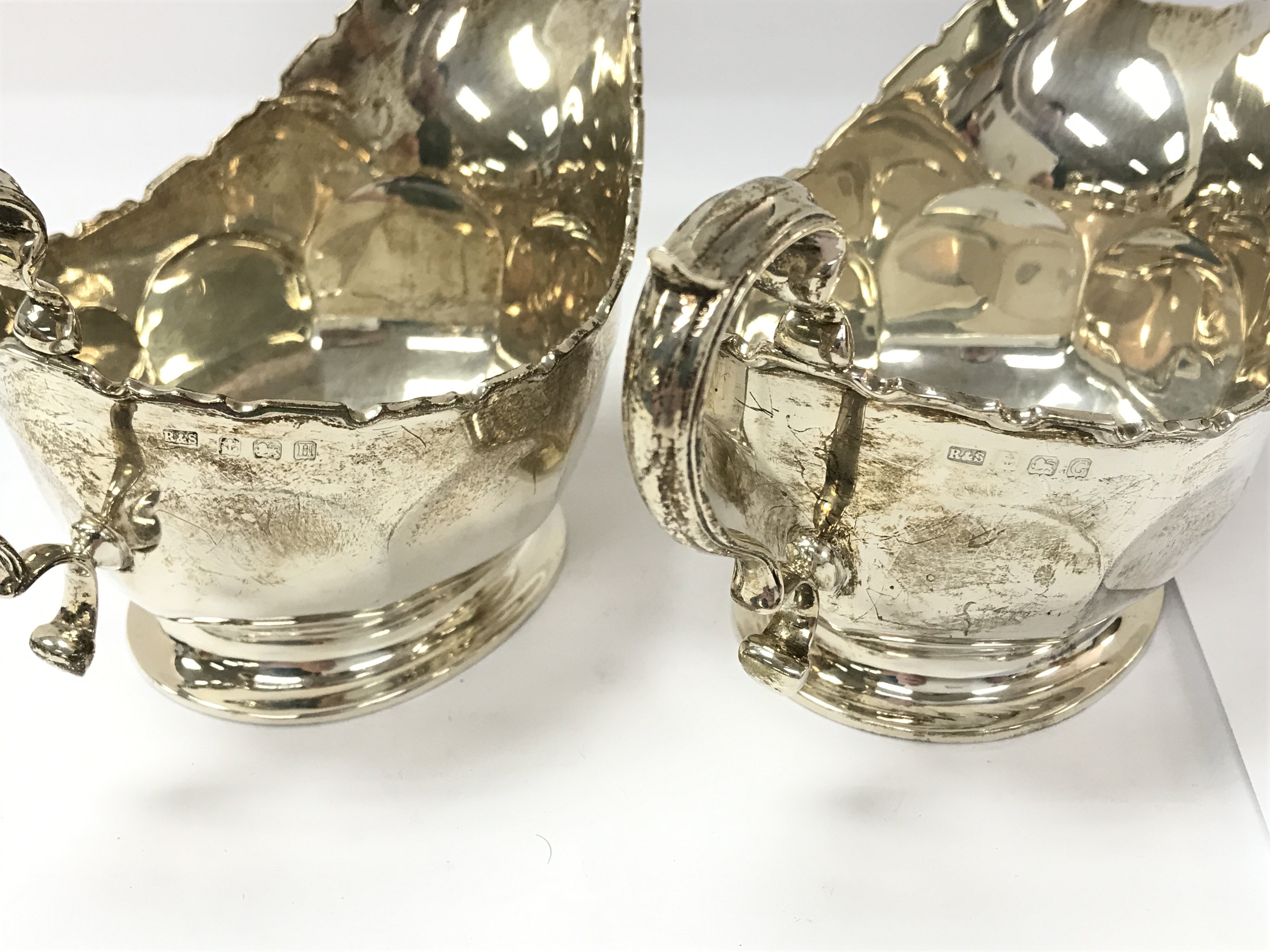 A pair of silver sauce boats with Birmingham hallmarks from 1931/1932 280g. Postage B - Image 2 of 3