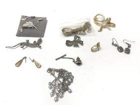 A small collection of assorted costume jewellery.