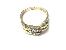 A 9ct modern crossover ring. Size S and 4.6g