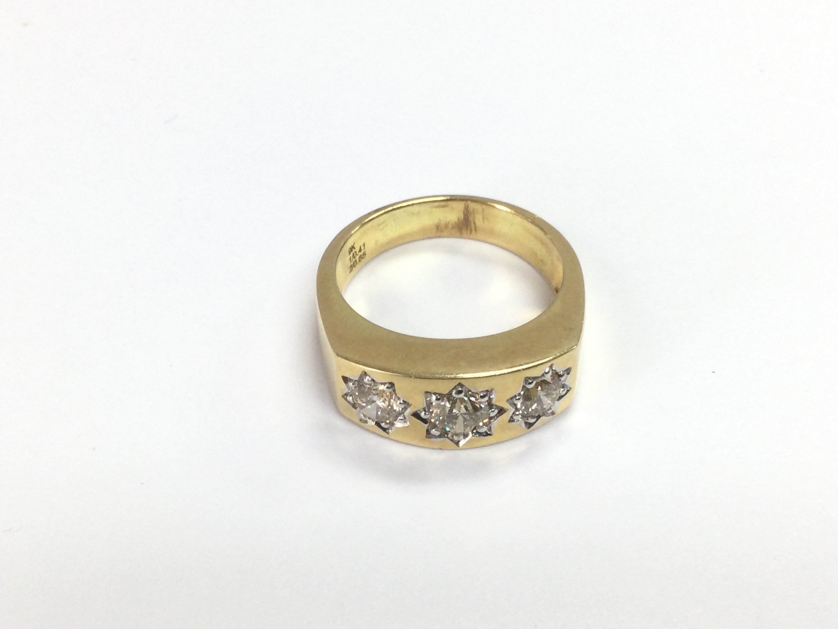 A certificated 9ct gold gypsy star set ring with R