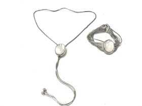 A modern silver necklace and bracelet set. Approx