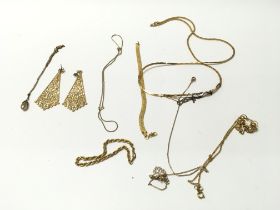 A collection of yellow metal jewellery including e