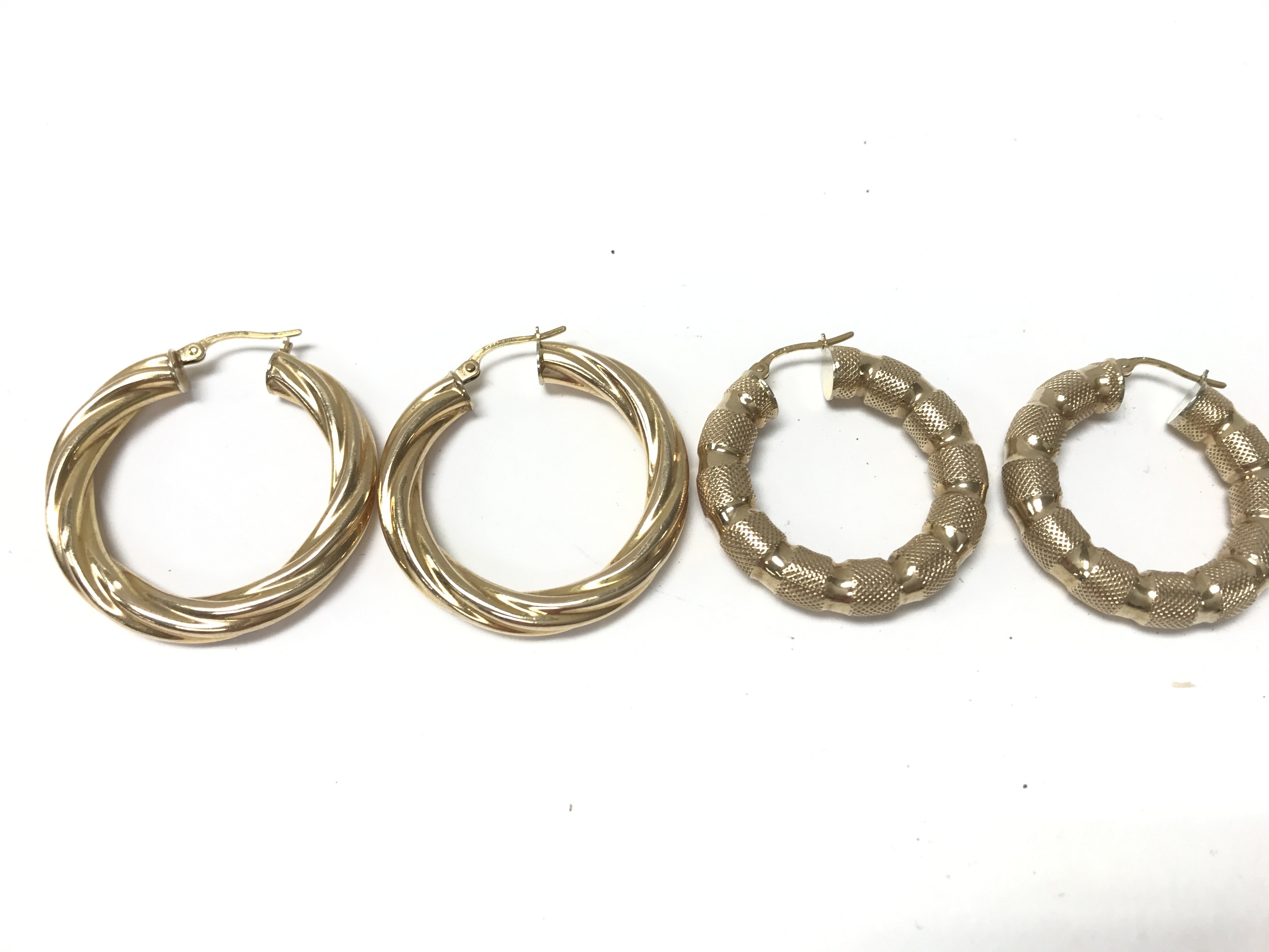 3 pairs of 9ct gold hoop earrings. Total weight 17 - Image 2 of 3