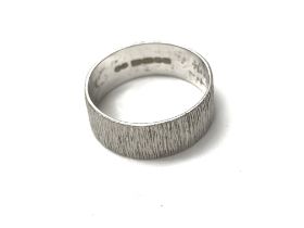 An 18ct white gold wedding band. Size O and 4.40g