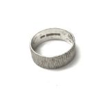 An 18ct white gold wedding band. Size O and 4.40g