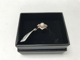 A 14ct gold diamond and Pearl set ring. Approx wei