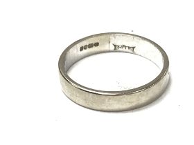 An 18ct white gold wedding band size O and 3.63g