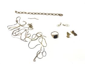 A collection of assorted items of 9ct gold jewelle