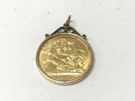 A 1963 full sovereign in jewellery mount. Total we