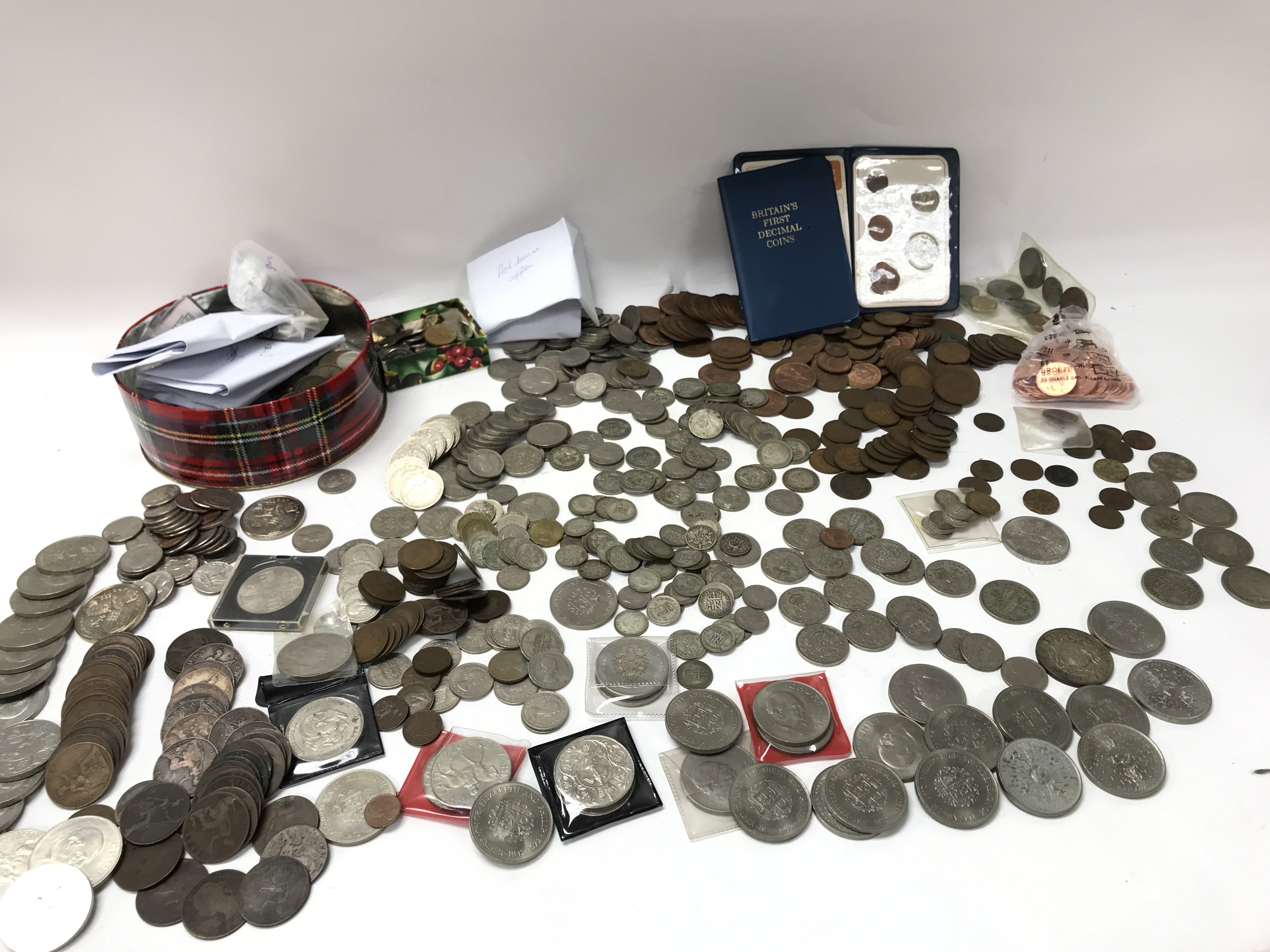 A collection of loose coinage predominately U.K. b