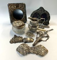 A small collection of hallmarked silver items (B)