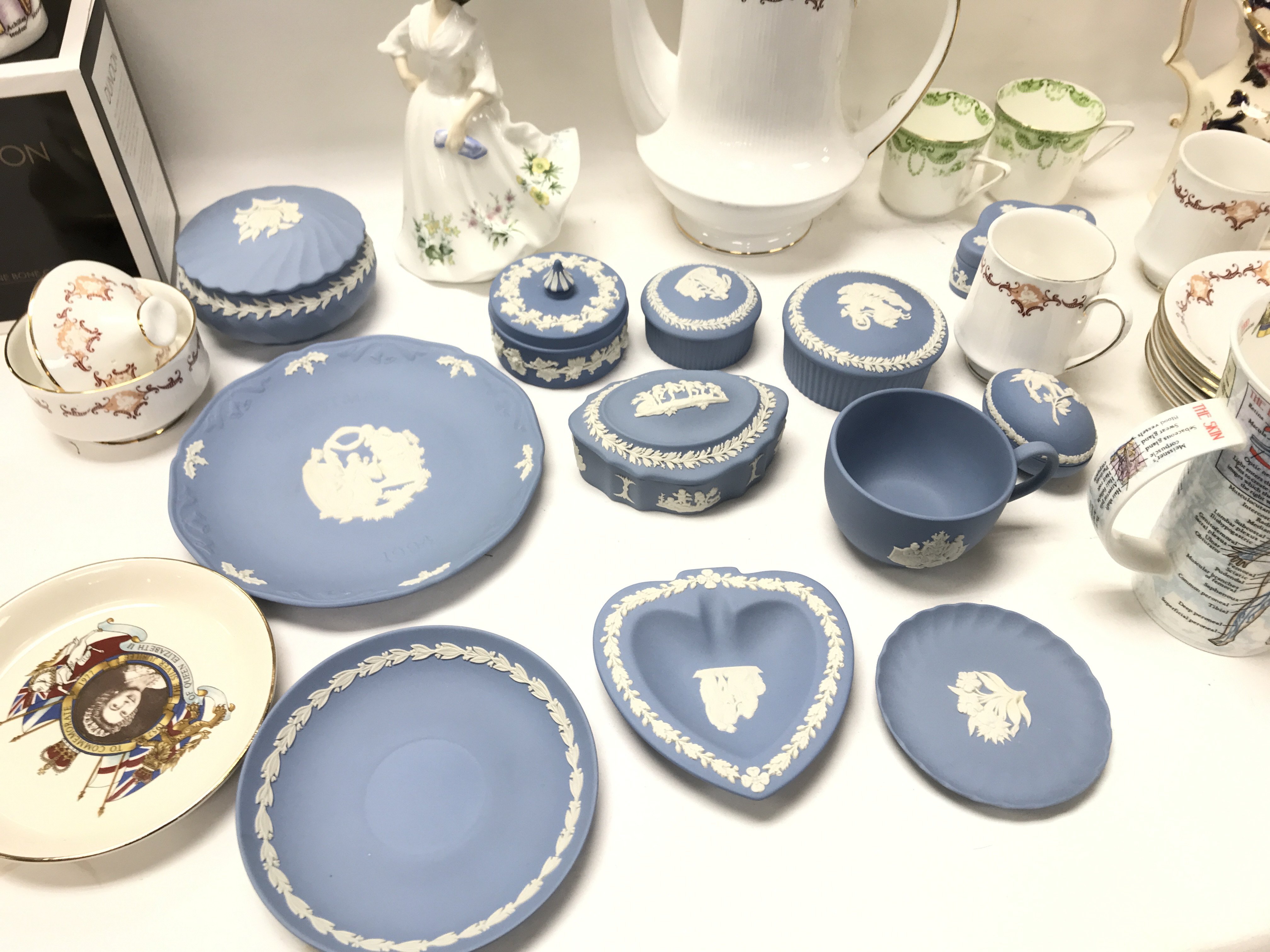 A large collection of mixed ceramics including Wedgwood royal Doulton etc. - Image 6 of 6