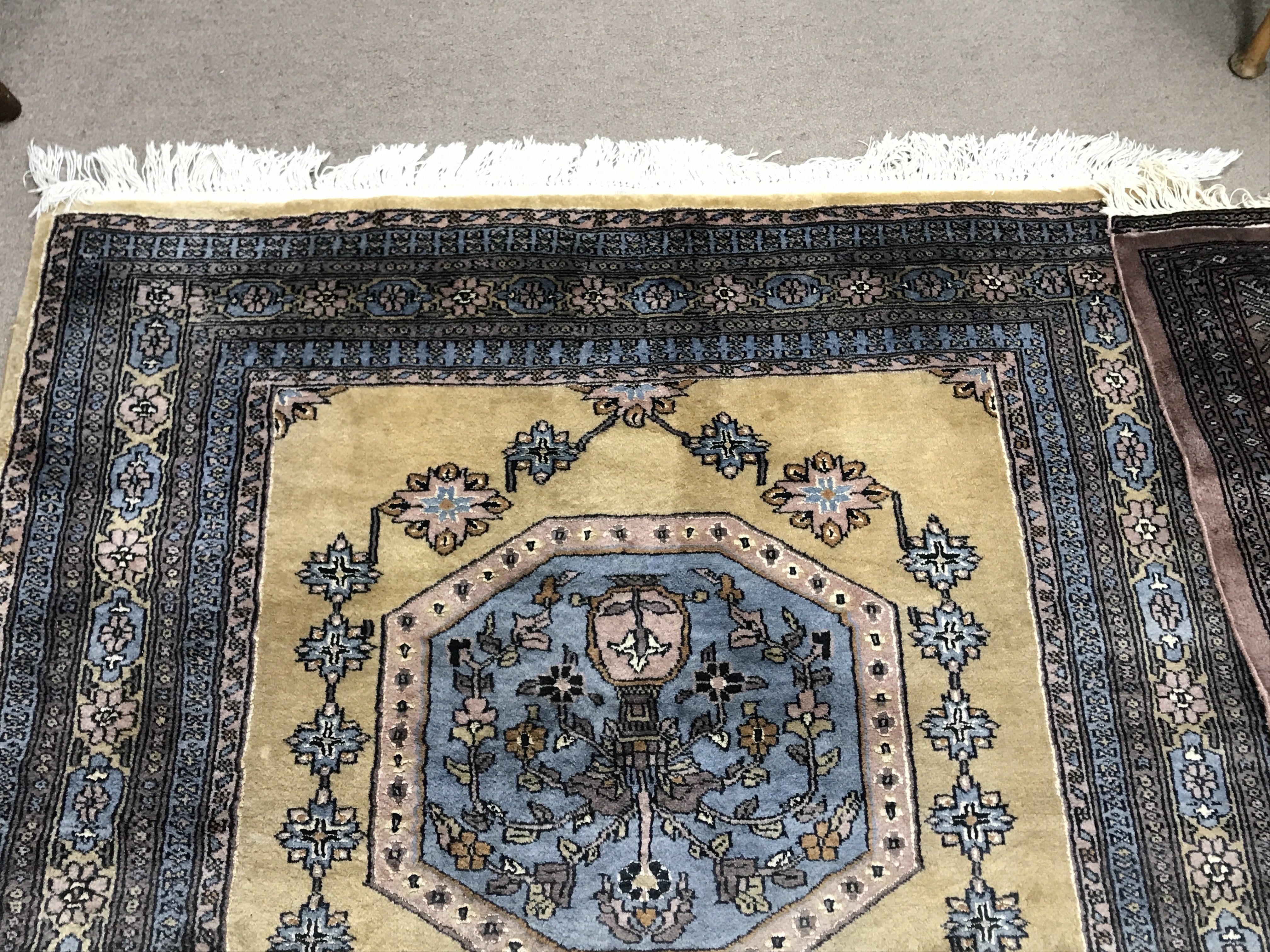 Two large 20th century hand tied wool rugs one wit - Image 3 of 5