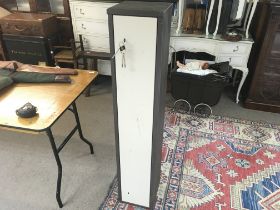 A steel four gun cabinet with double lock. 130x25x