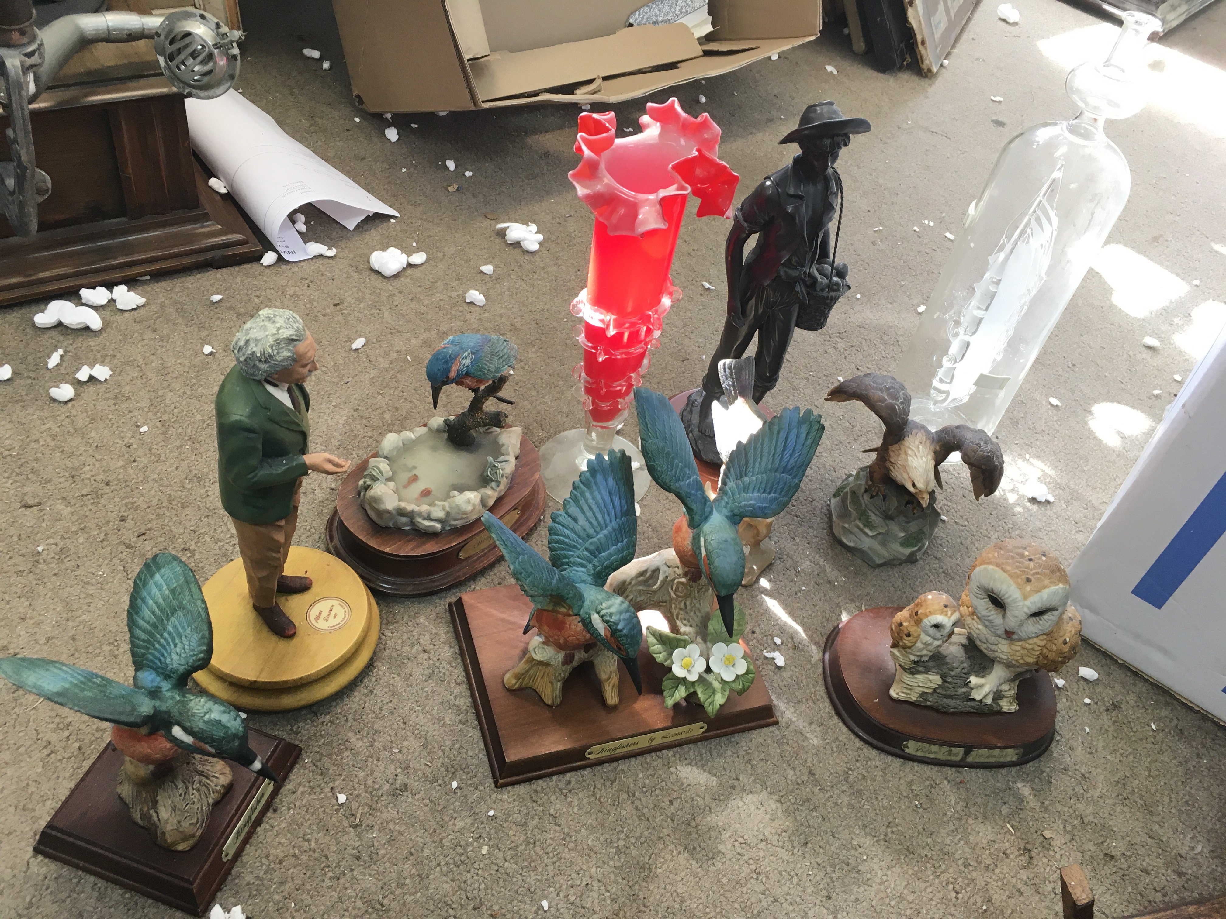 A collection of items including a red art glass, ceramic bird figurines, vintage cameras including - Image 2 of 6