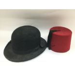 A bowler hat and a fez (2). Shipping category C.