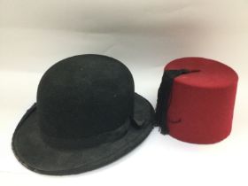 A bowler hat and a fez (2). Shipping category C.