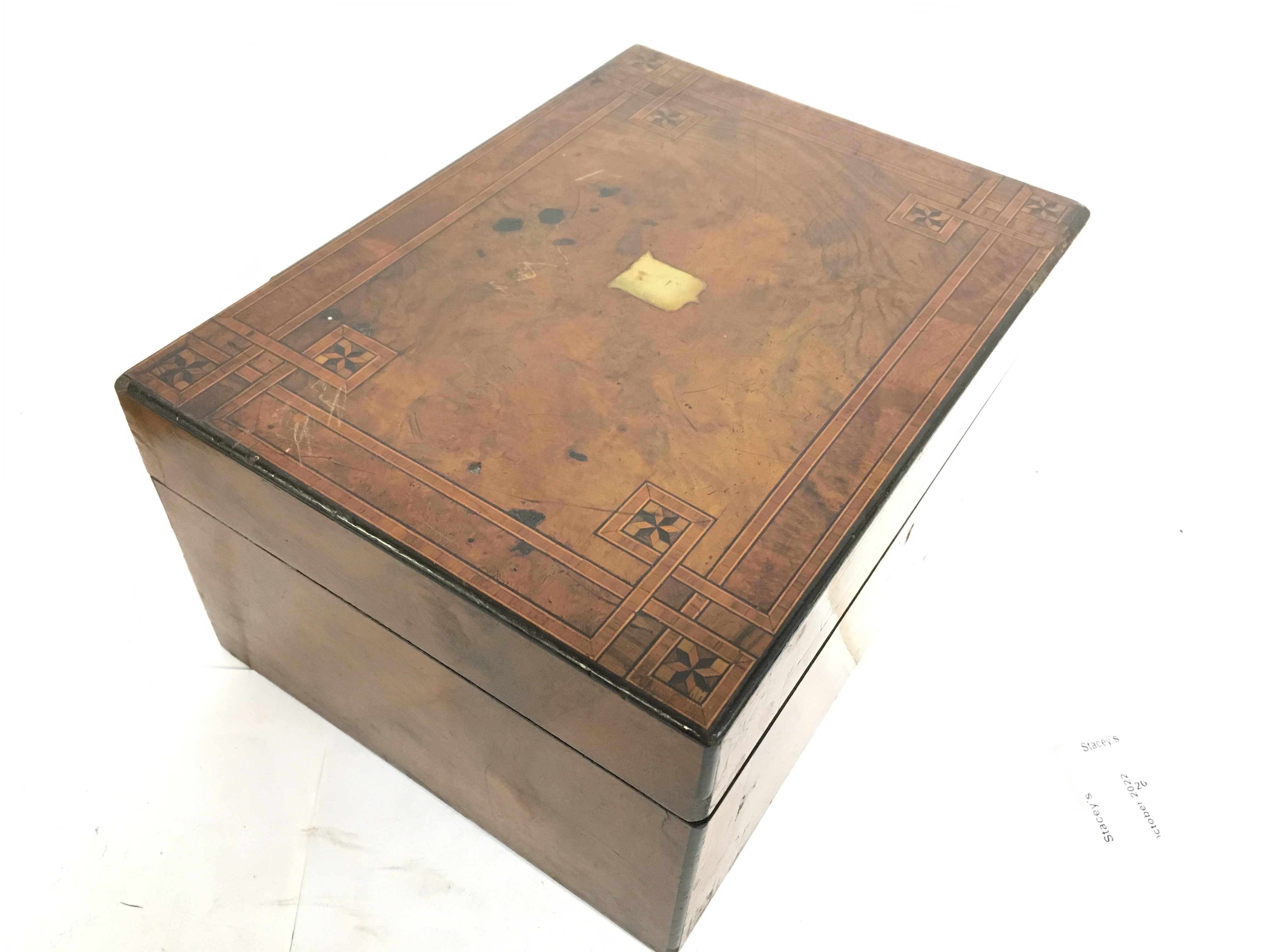 A Walnut inlaid writing box, dimensions 22.5x30x15 - Image 4 of 4
