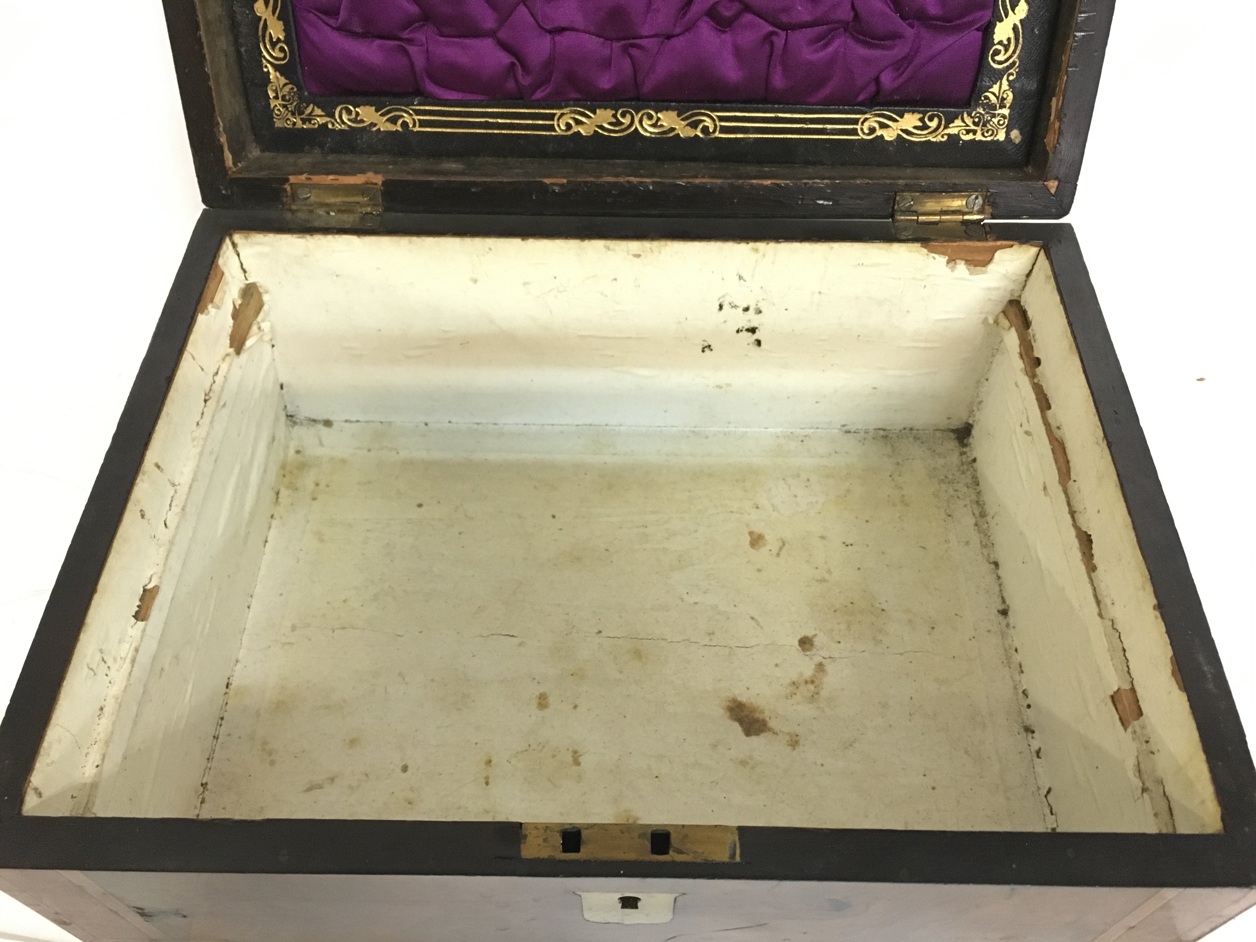 A Walnut inlaid writing box, dimensions 22.5x30x15 - Image 3 of 4