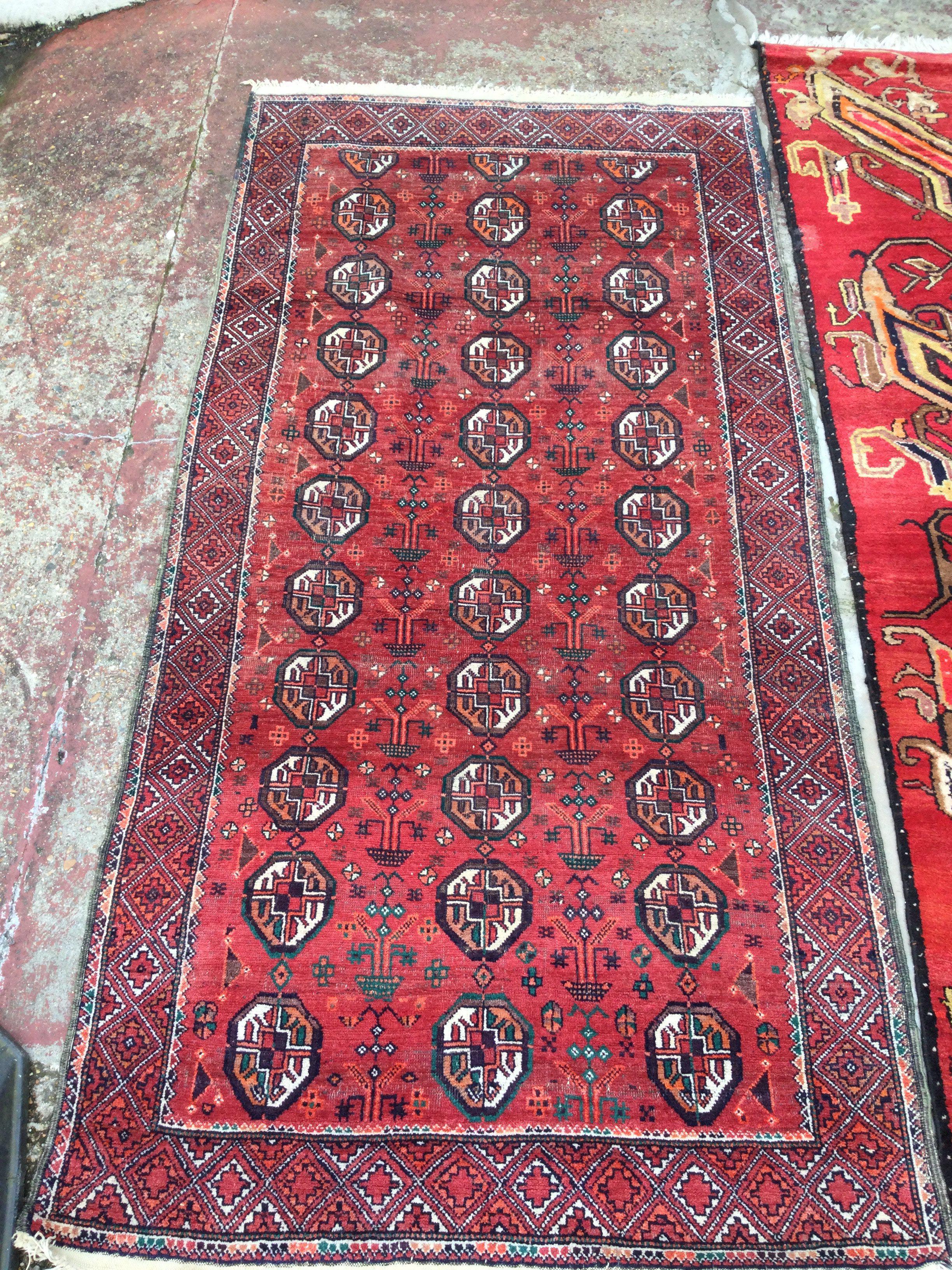 A hand knotted rug runner with an unusual pattern - Image 2 of 4