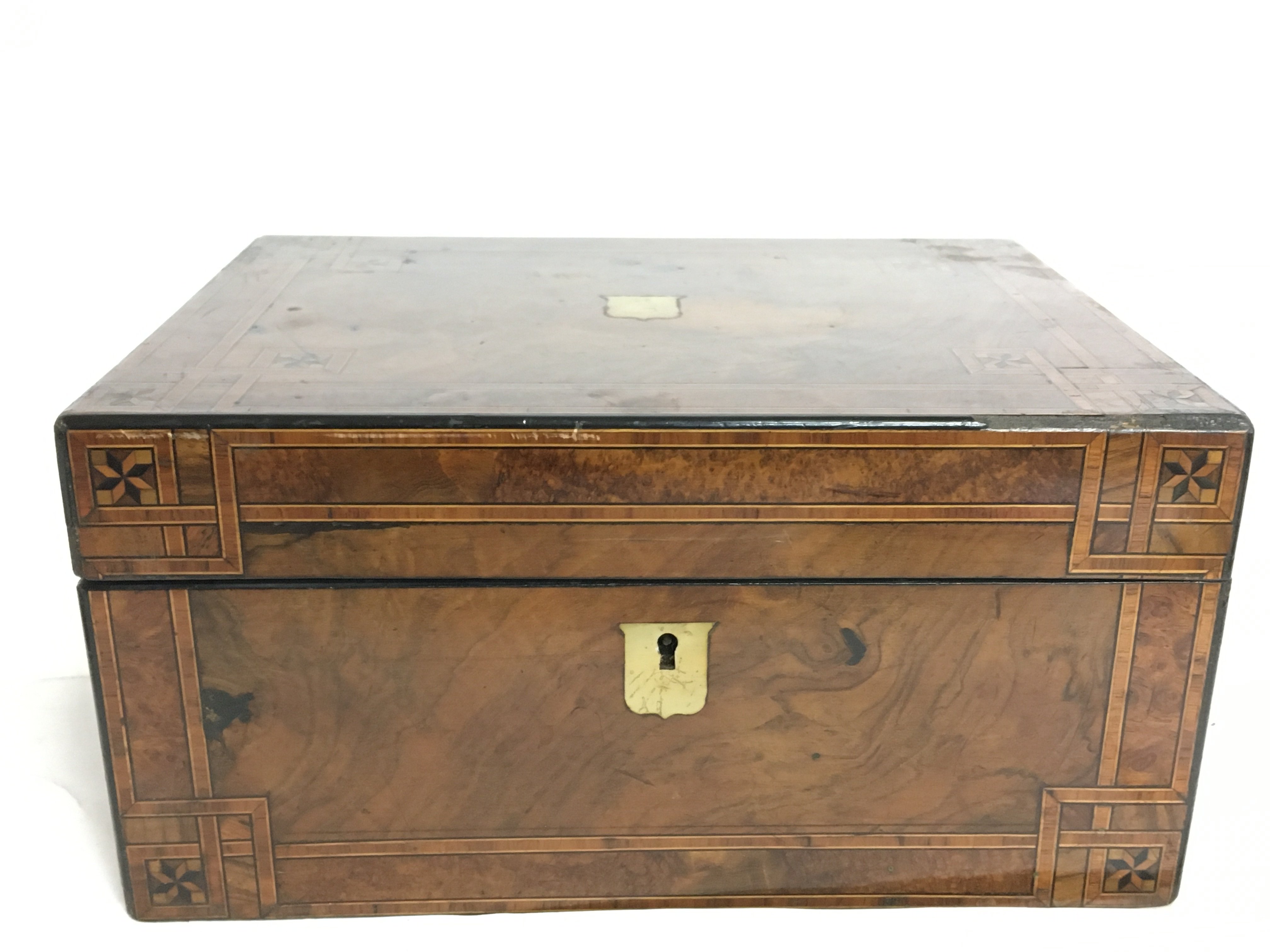 A Walnut inlaid writing box, dimensions 22.5x30x15