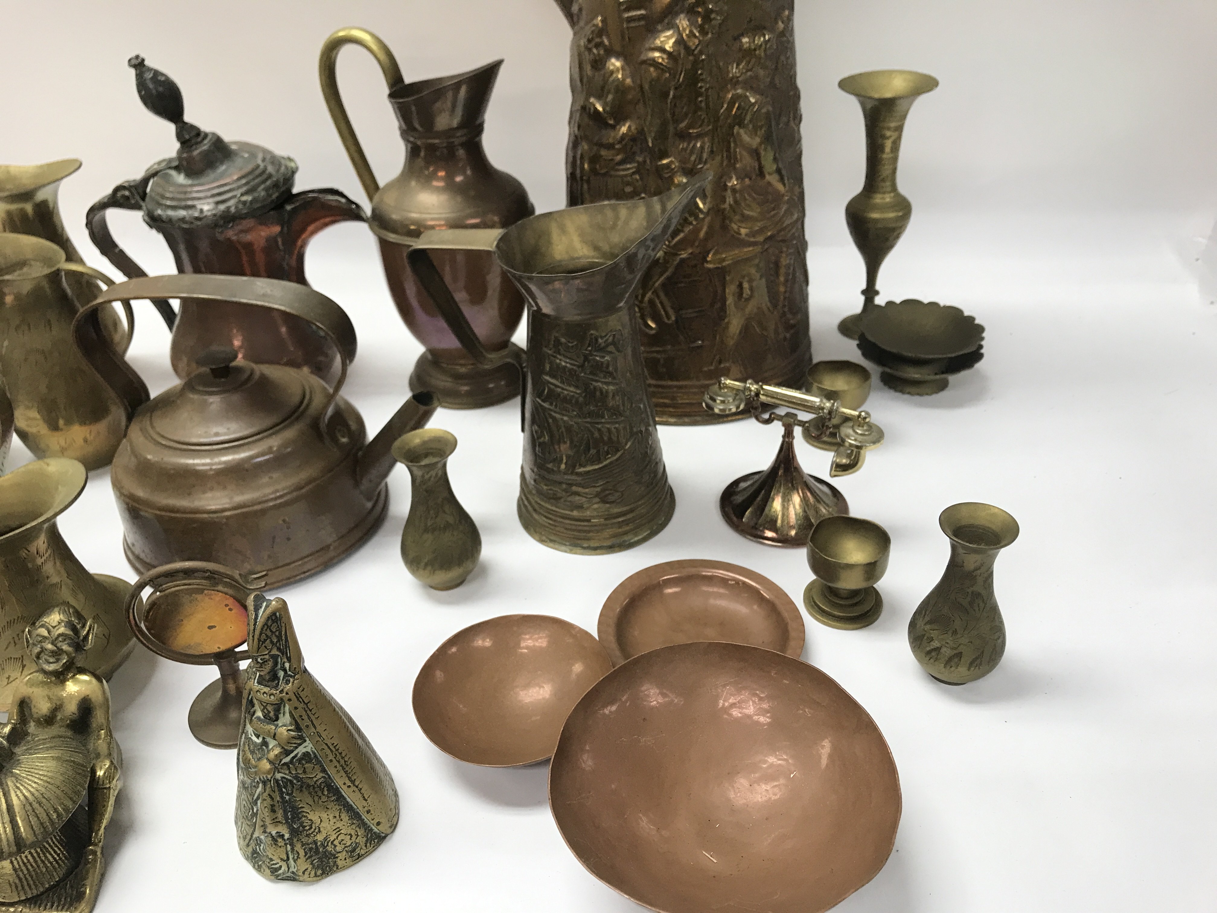 A collection of assorted brass wear. - Image 3 of 3
