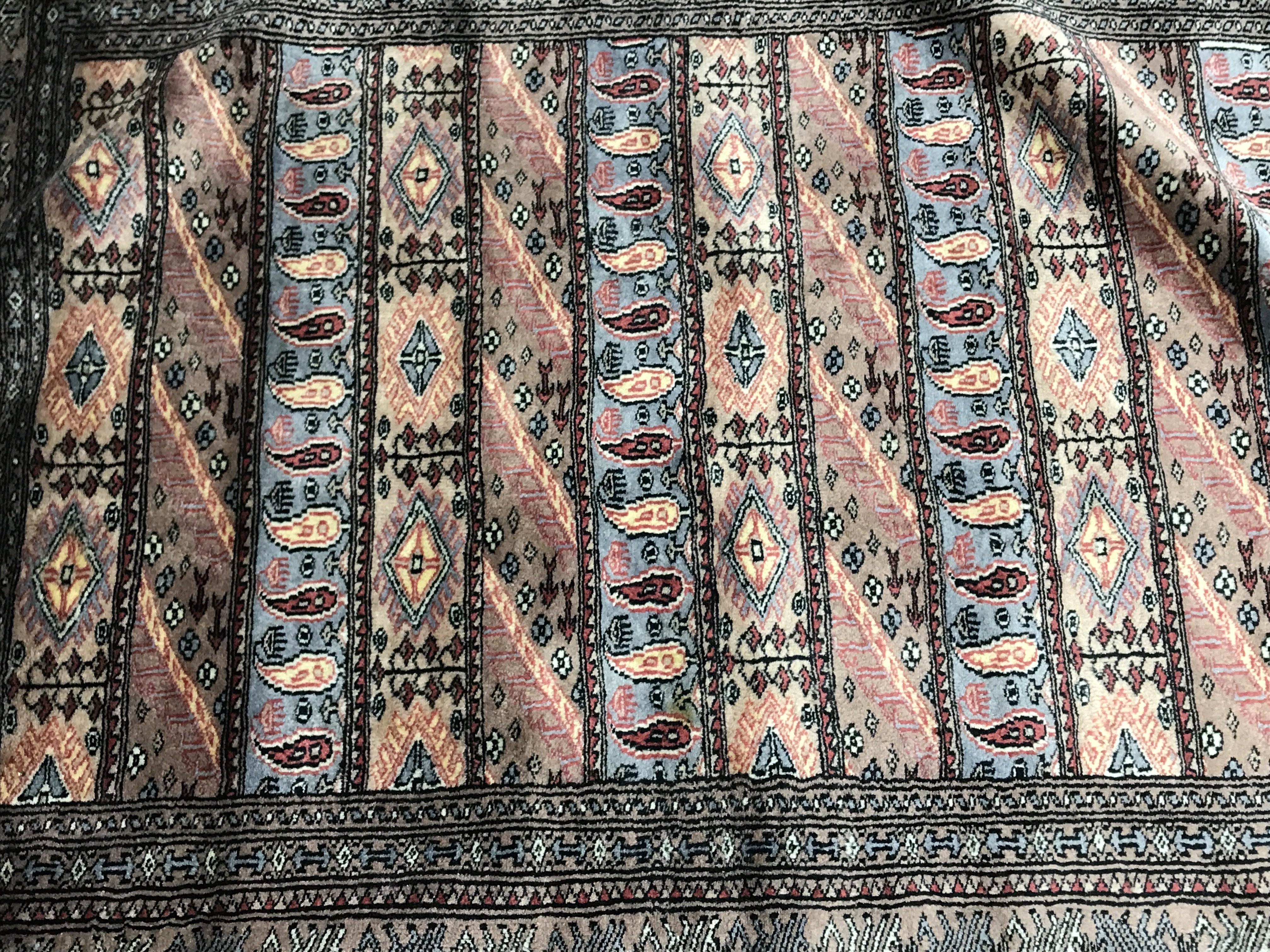 Two large 20th century hand tied wool rugs one wit - Image 2 of 5