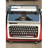 A vintage Daro Erika typewriter. This lot cannot b