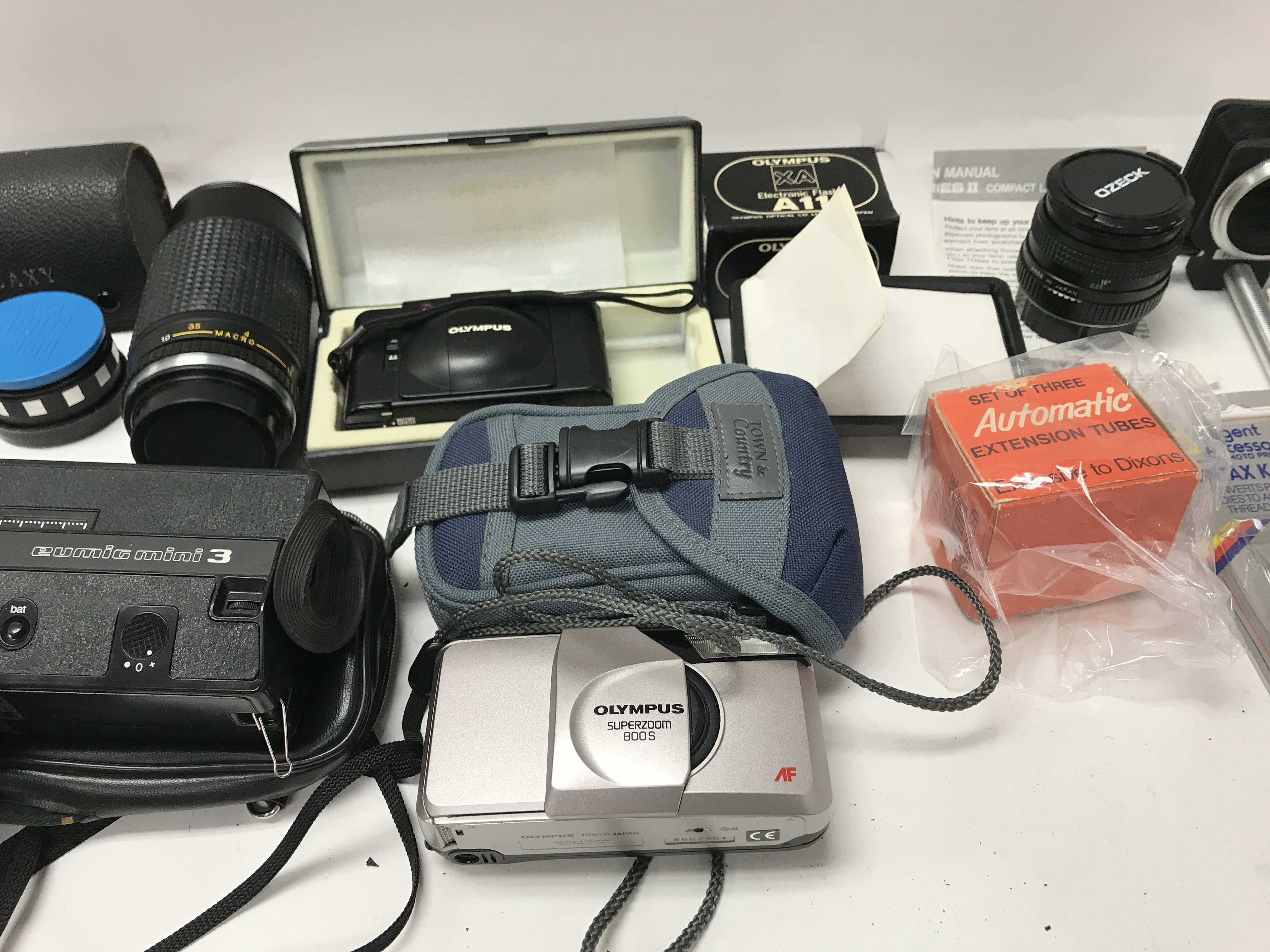 A collection of cameras and accessories including flash attachÃ© nets and lenses etc. - Bild 3 aus 7