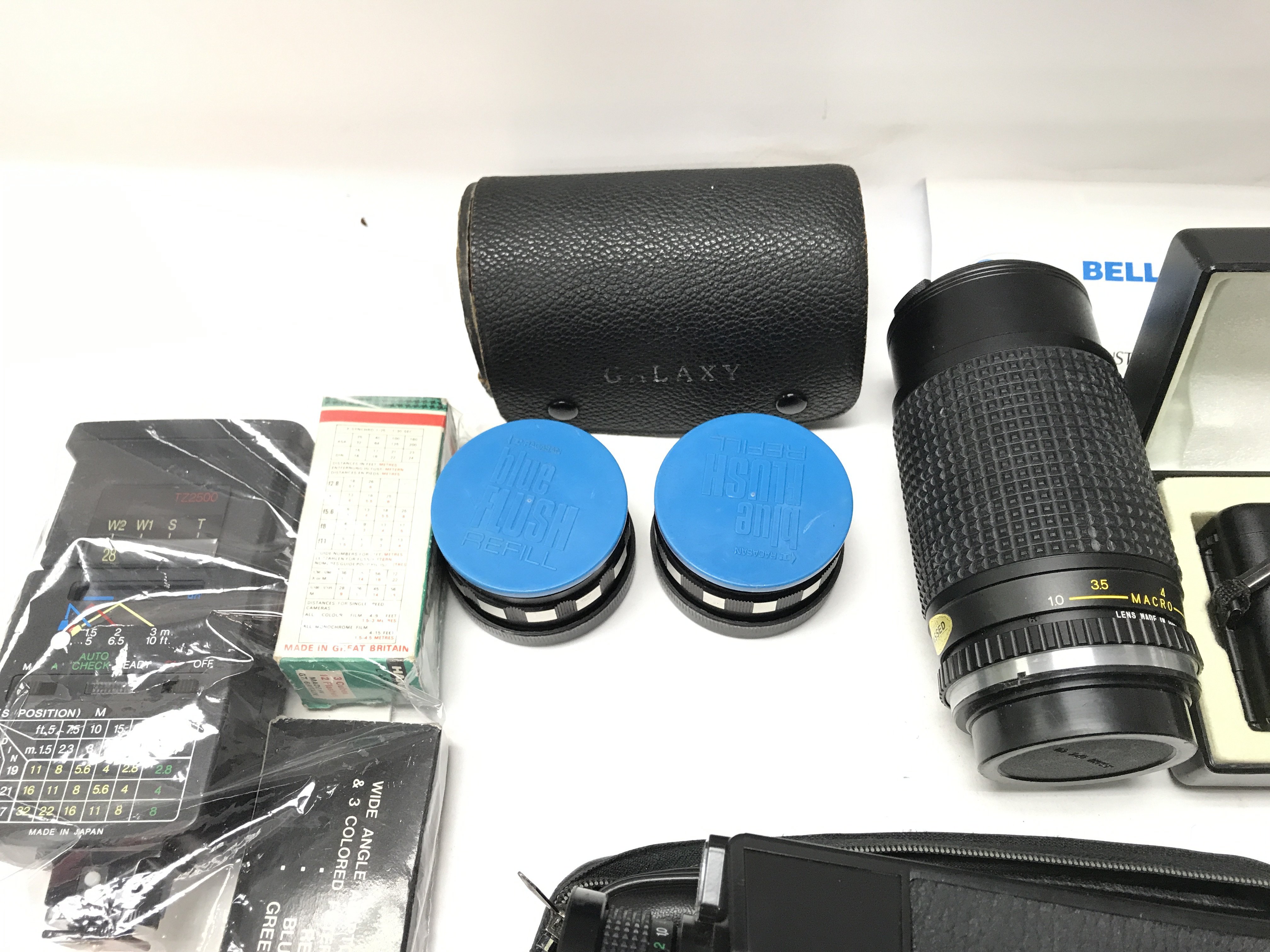 A collection of cameras and accessories including flash attachÃ© nets and lenses etc. - Bild 5 aus 7