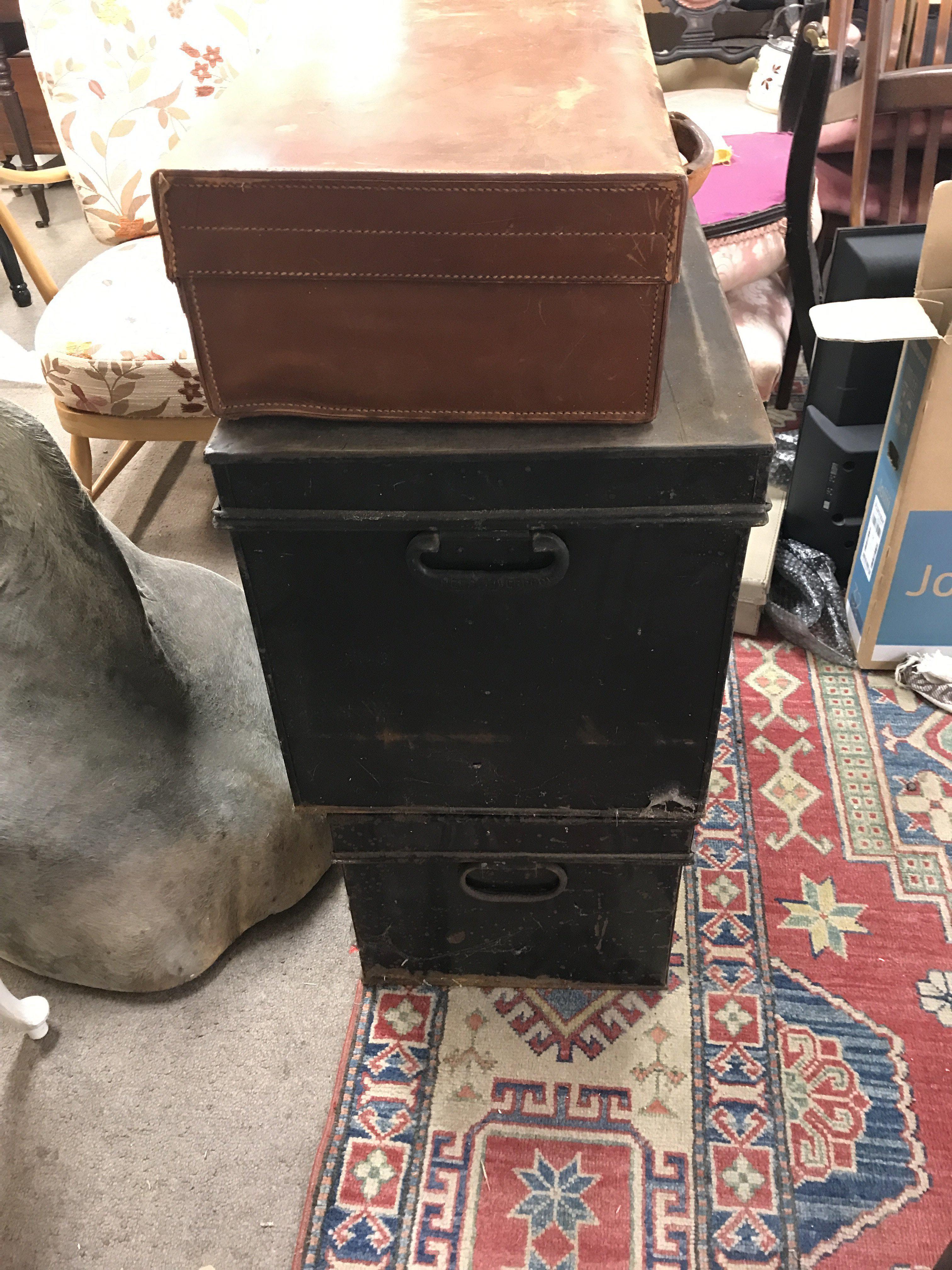 Vintage trunks and a leather case. This lot cannot - Image 2 of 2