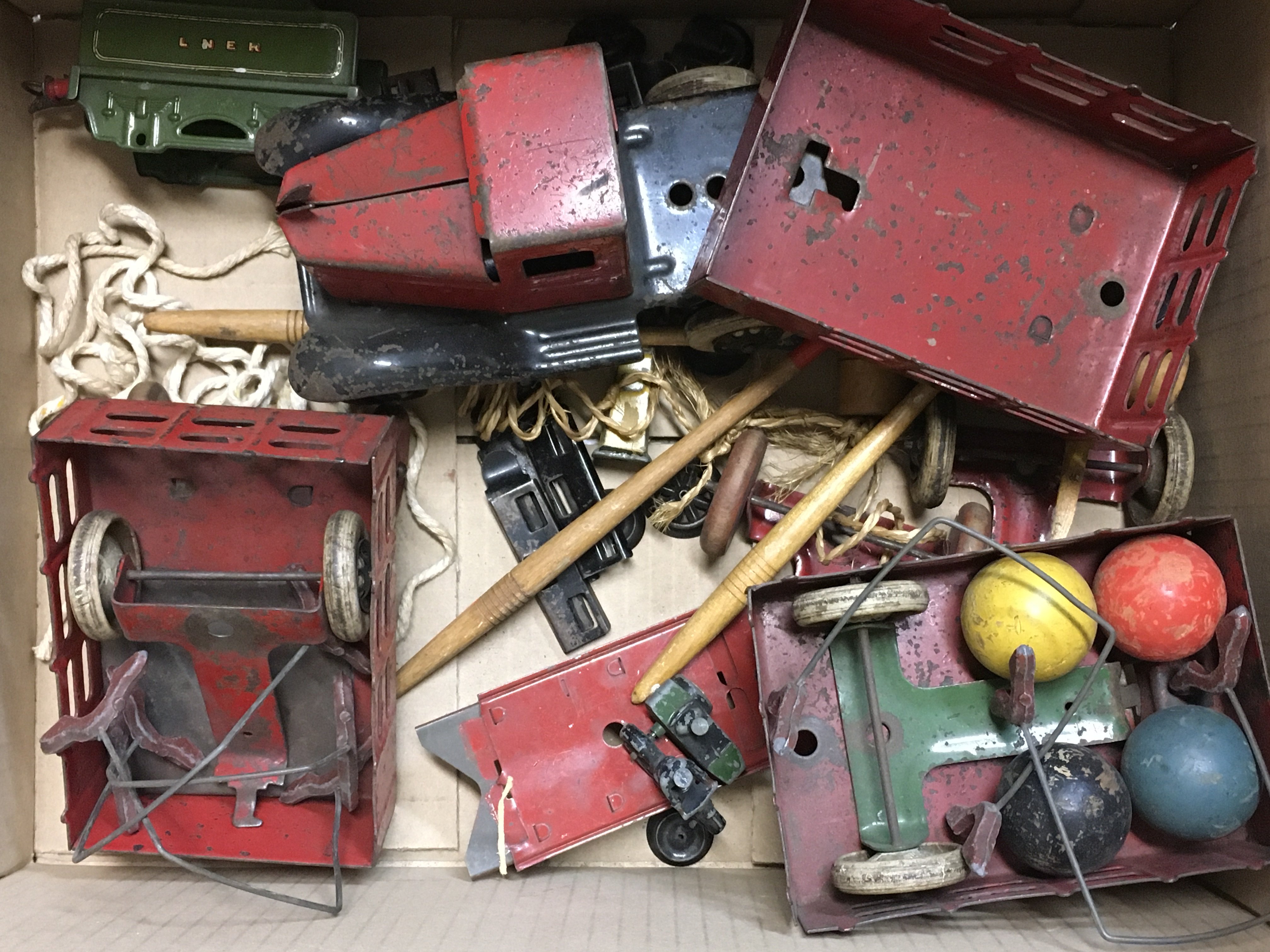 A vintage tin plate toy truck with extras. This lo - Image 2 of 2