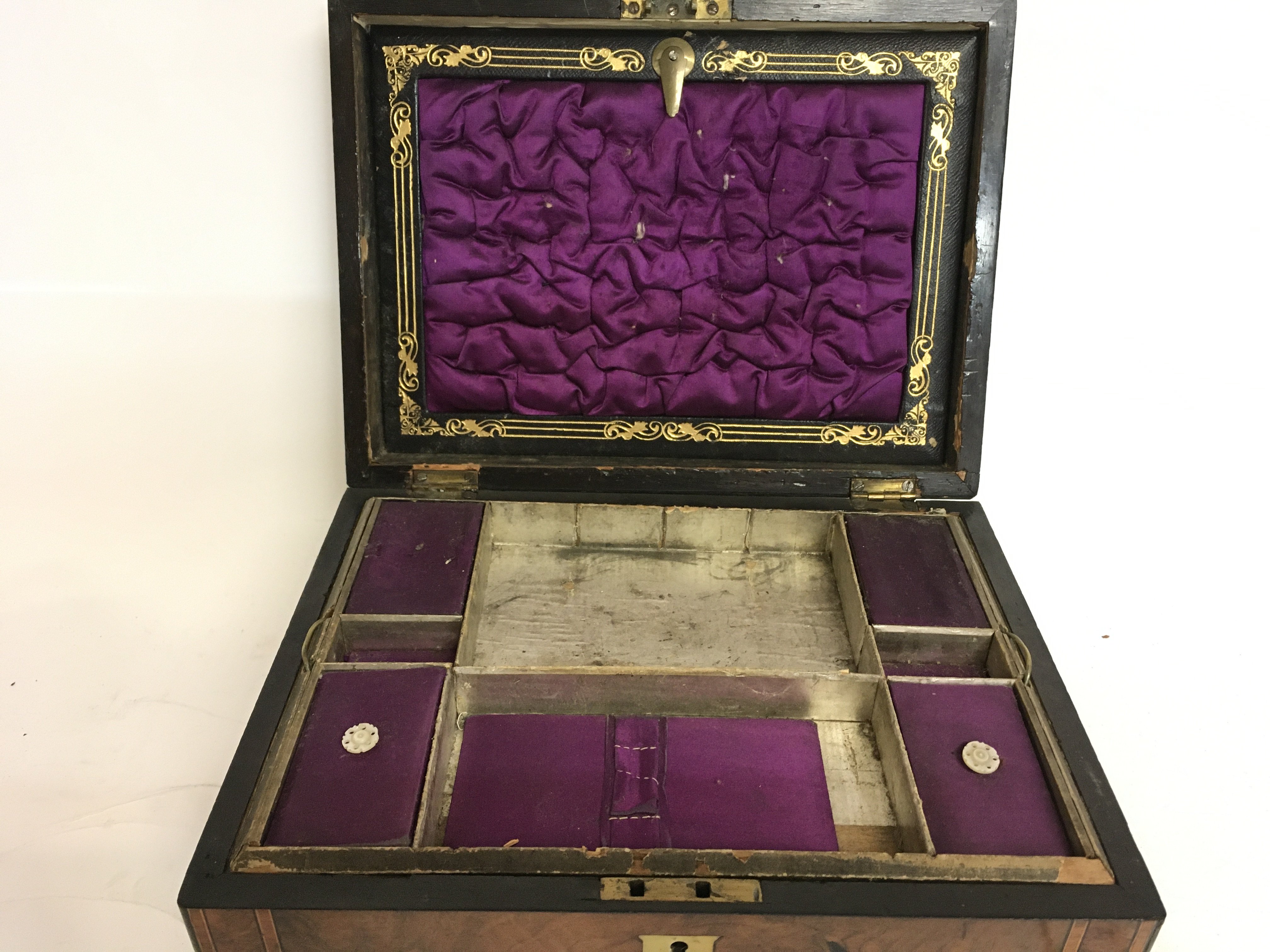 A Walnut inlaid writing box, dimensions 22.5x30x15 - Image 2 of 4