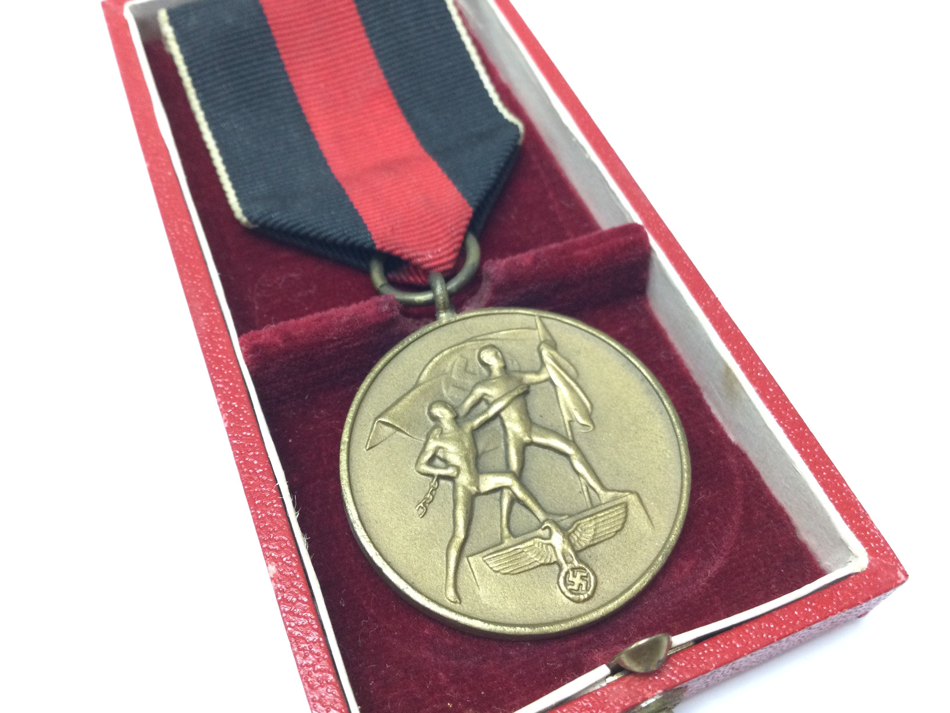 A cased WW2 Third Reich Medal of the Annexation of - Image 2 of 6