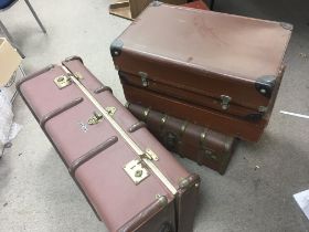 A collection of vintage trunks and cases . Dimensi