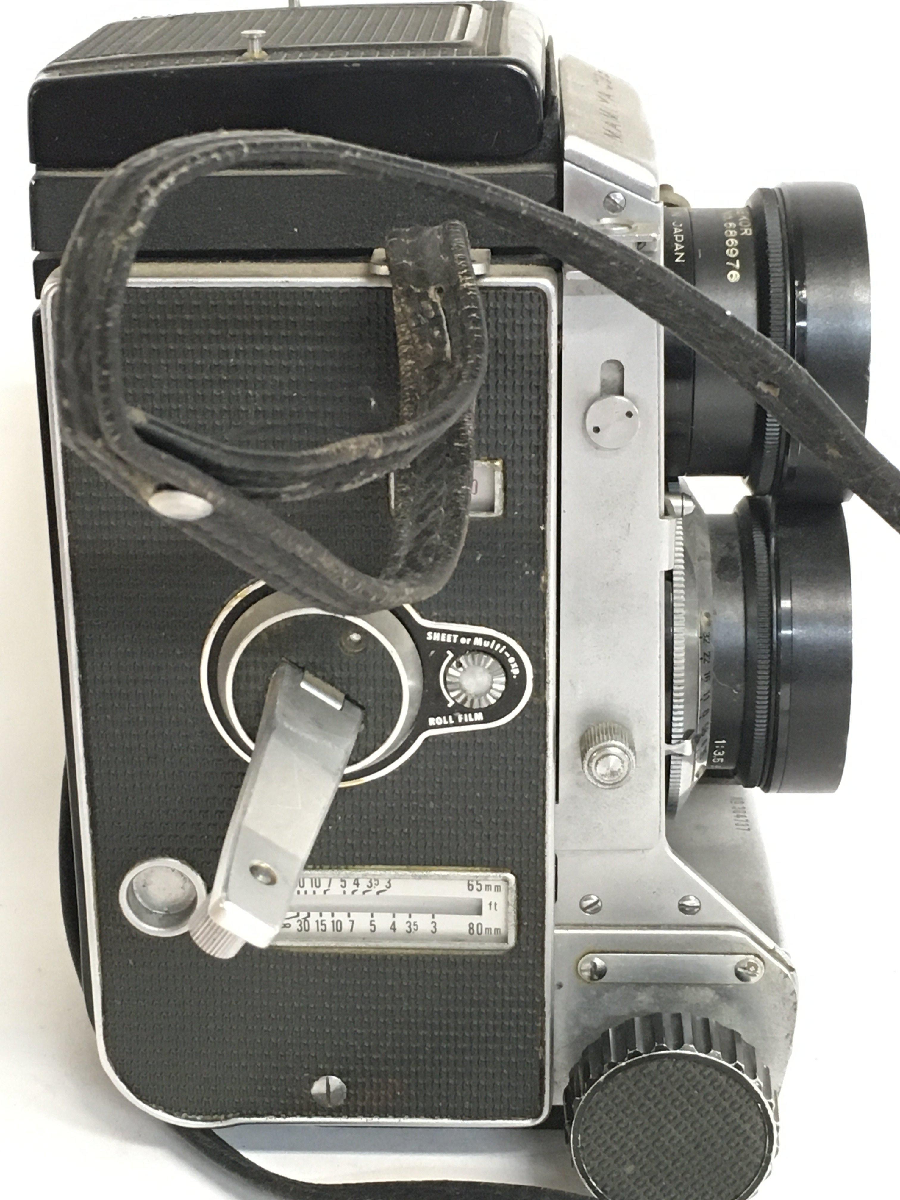 A vintage Mamiya C33 professional camera fitted wi - Bild 4 aus 5