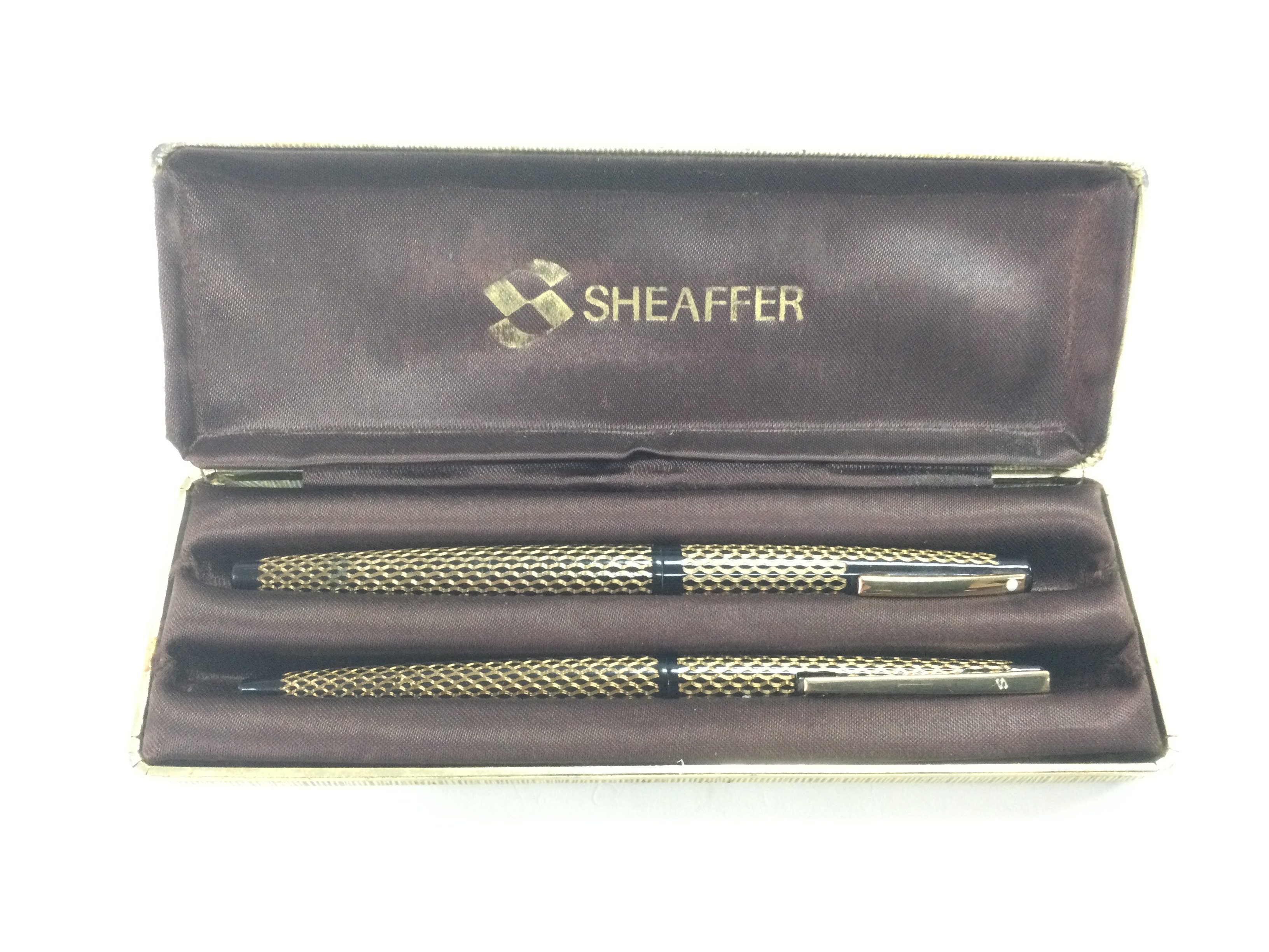 A cased Sheaffer pen set with 14k gold nib. Shippi