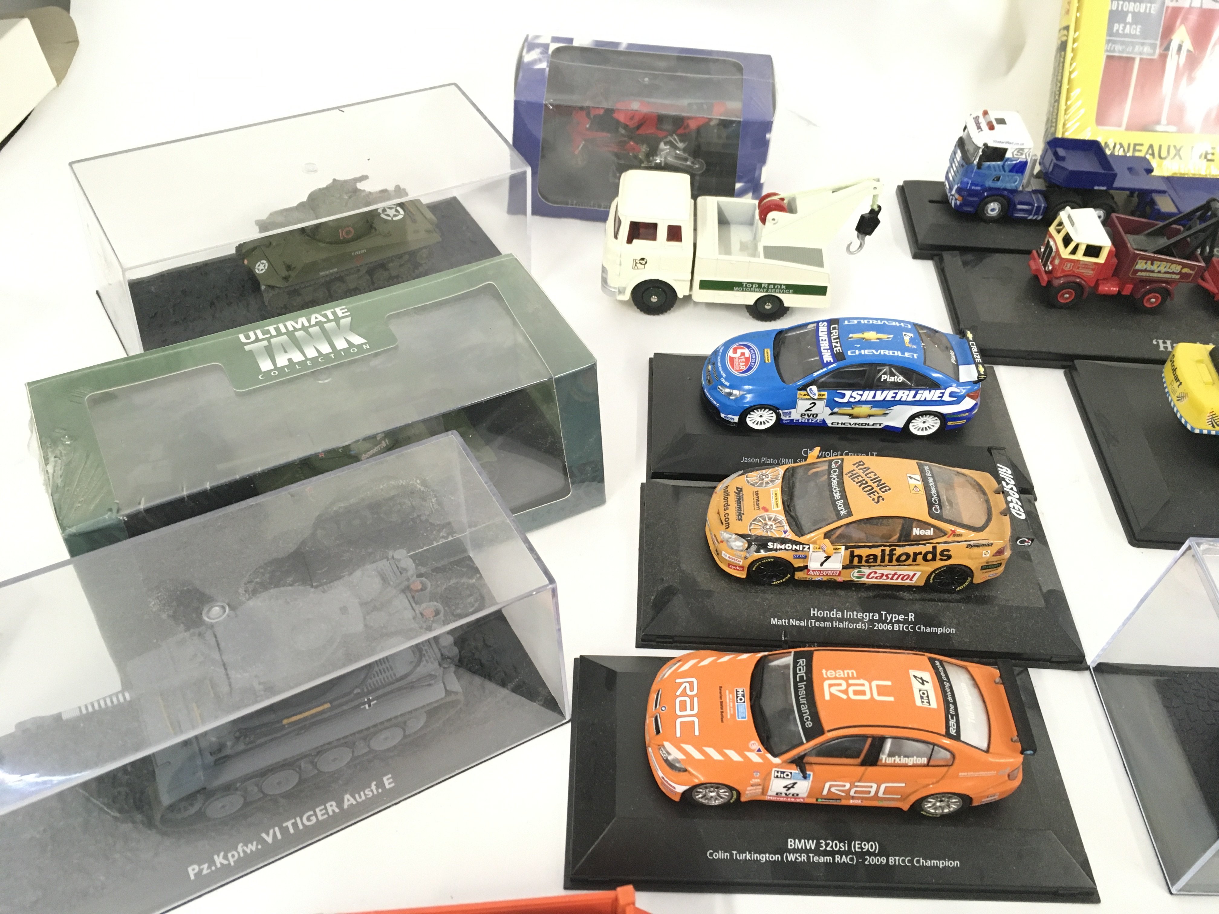 A collection of model vehicles in excess of 25 inc - Image 2 of 6