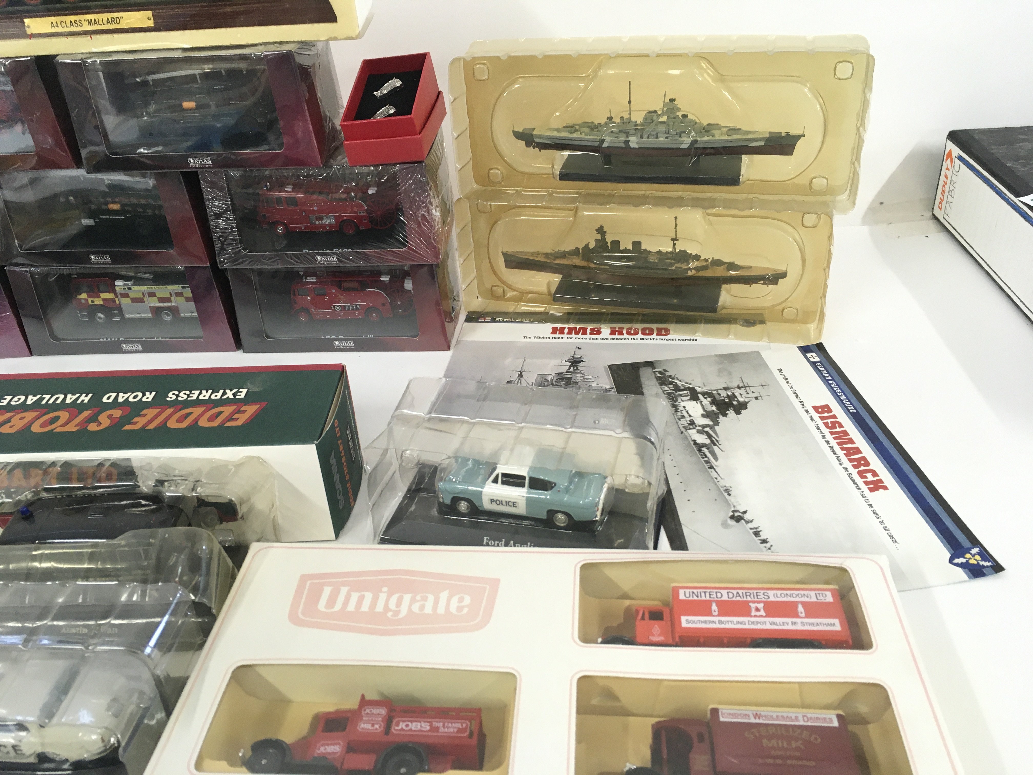 A collection of 25 assorted items mainly model car - Image 3 of 7