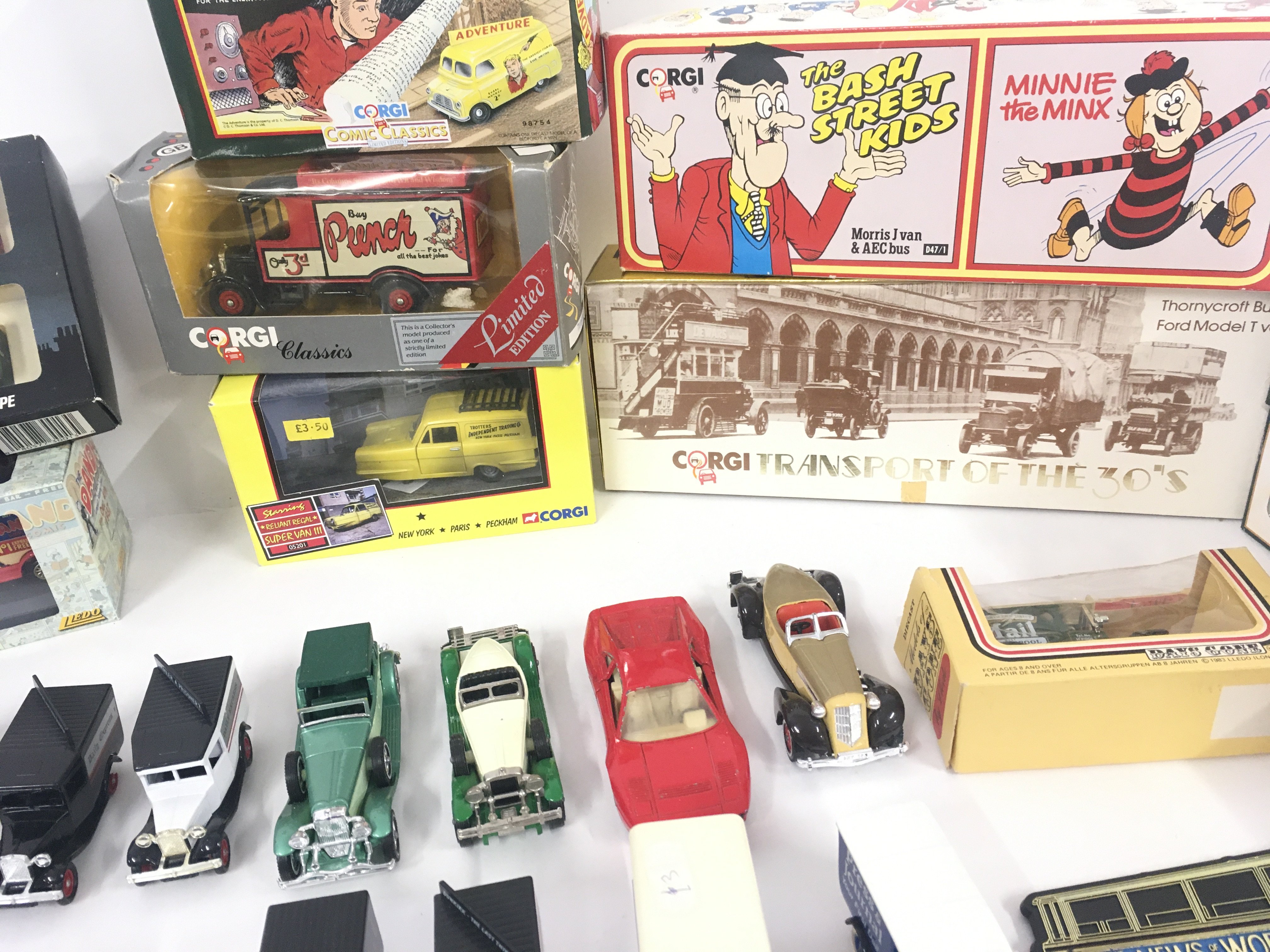 A mixed collection of model cars some boxed and so - Image 3 of 5