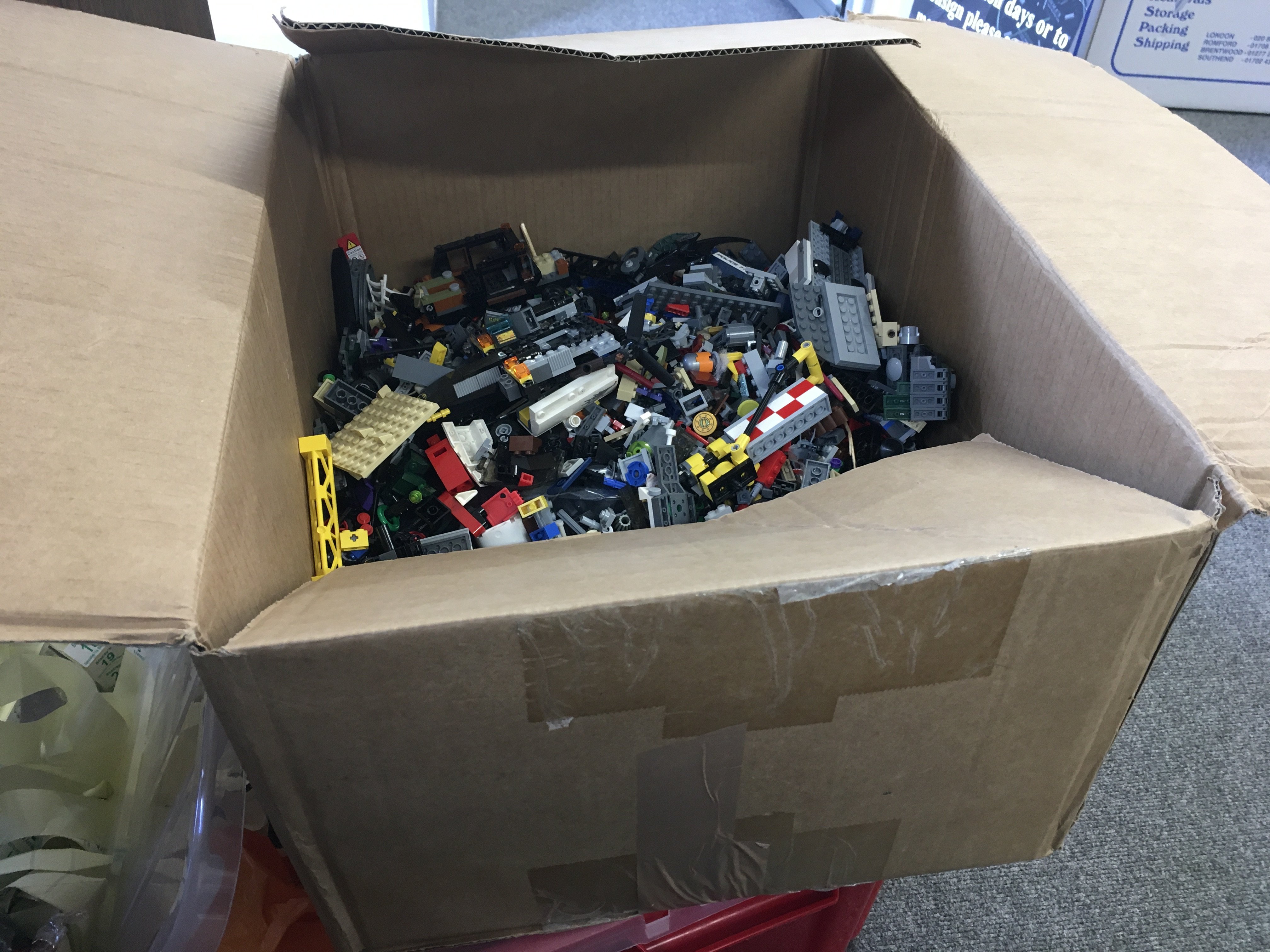 A box contains approximately 8 kg of Lego pieces a - Image 3 of 5