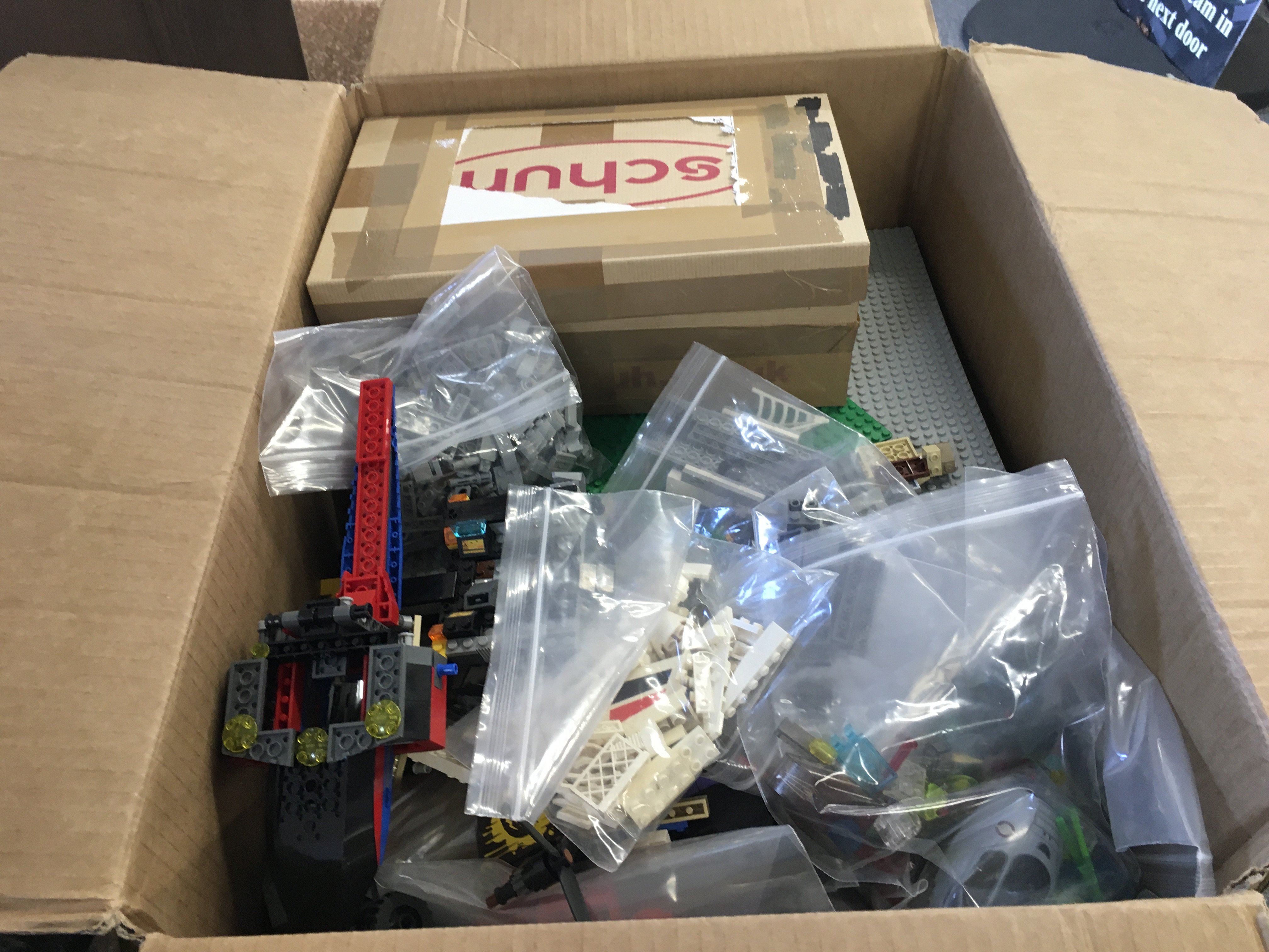 A box contains approximately 8 kg of Lego pieces a - Image 5 of 5
