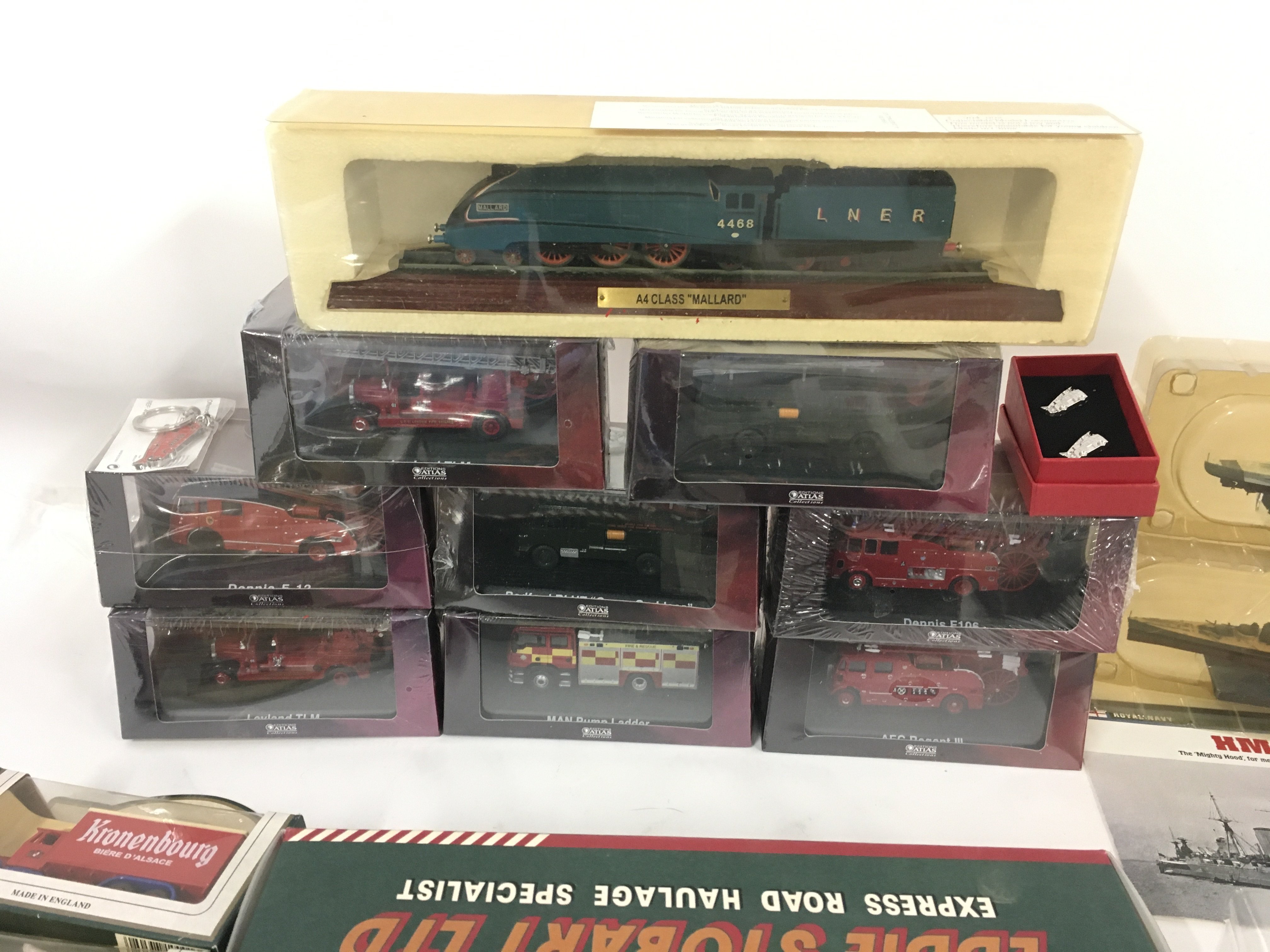 A collection of 25 assorted items mainly model car - Image 2 of 7