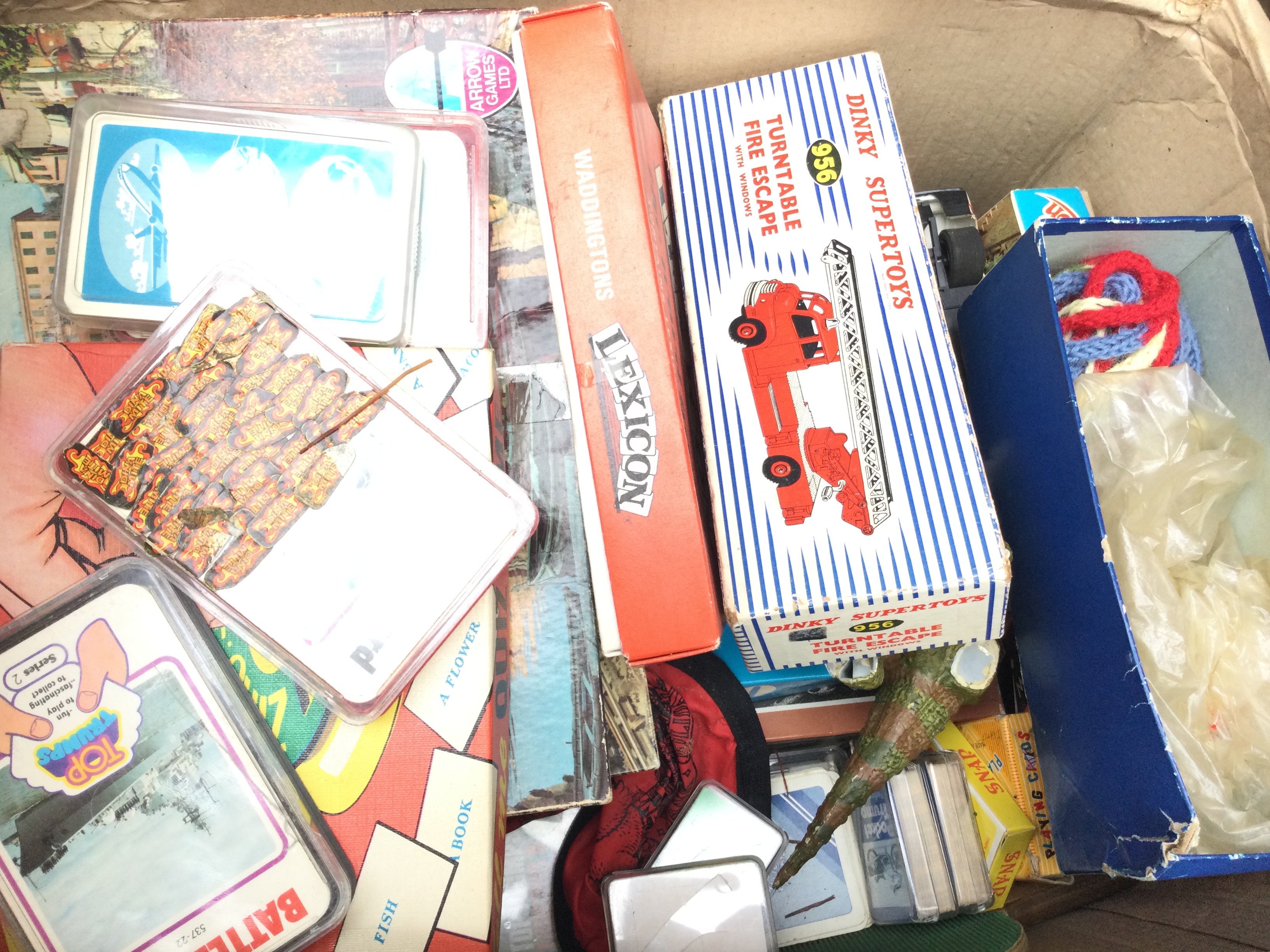 A Box Containing Vintage Toys and Puzzles includin - Bild 2 aus 3